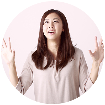 歌っている女性
